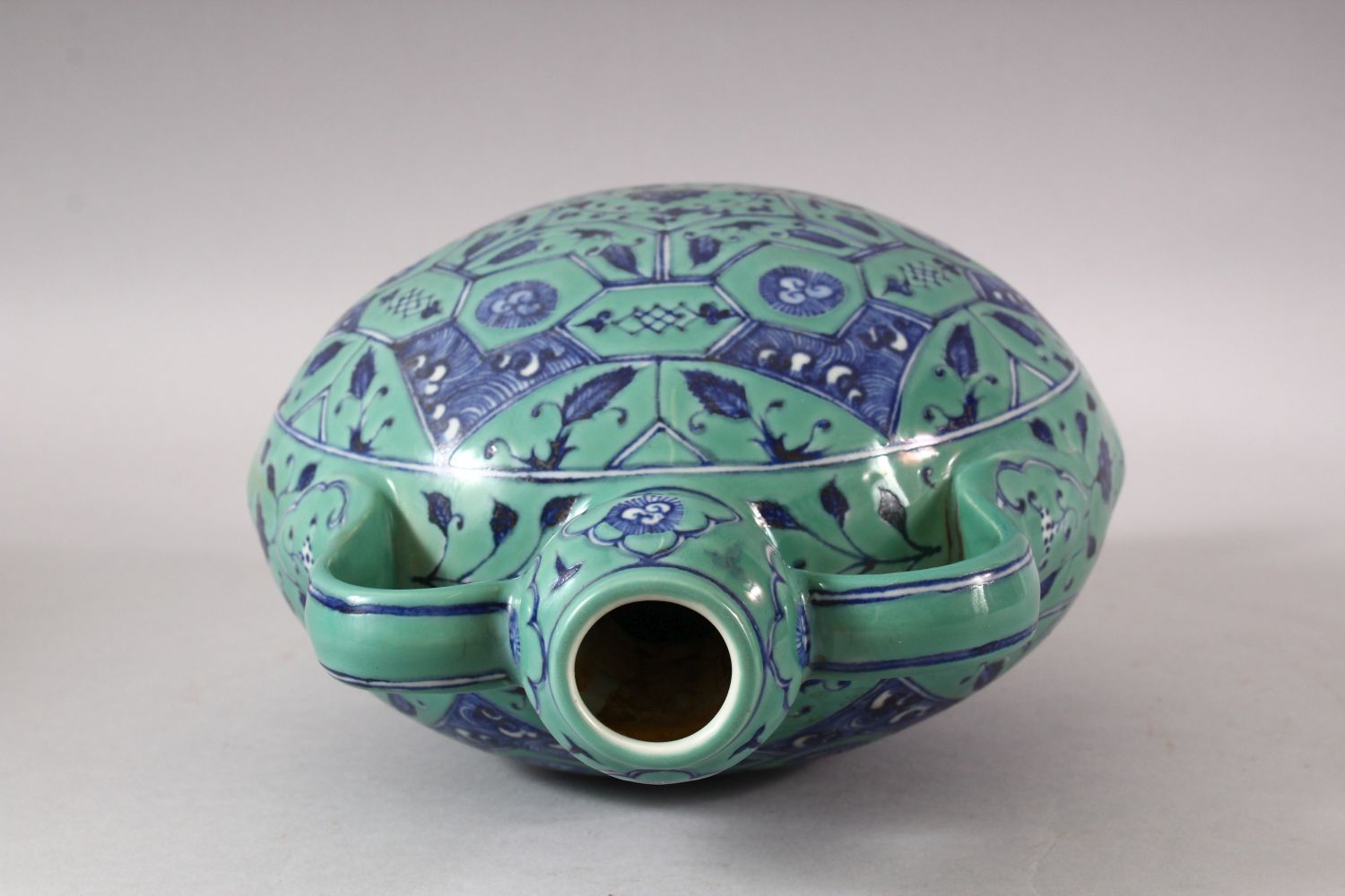 A CHINESE TURQUOISE GROUND TWIN HANDLE PORCELAIN MOON FLASK - the body decorated with geometric - Image 5 of 7