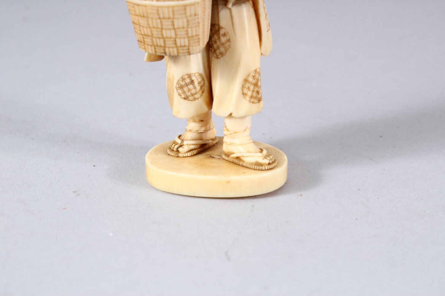 A JAPANESE MEIJI PEPRIOD CARVED IVORY OKIMONO - MUSICIAN - the figure stood holding his basket and - Image 7 of 8