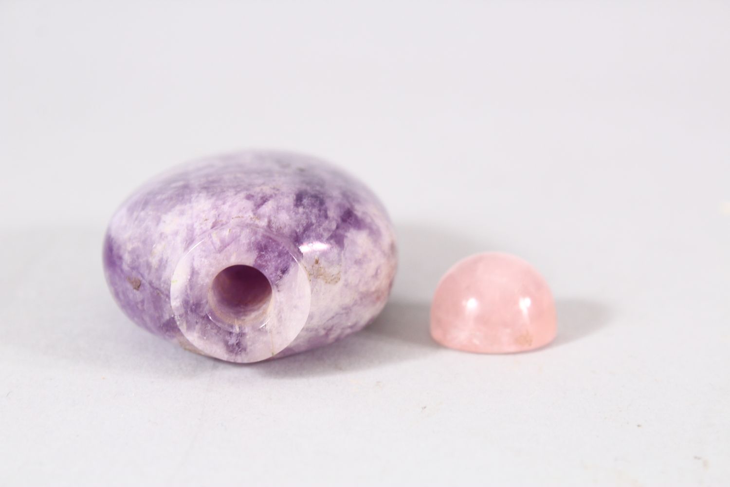 A CHINESE CARVED AMETHYST SNUFF BOTTLE - with a pink stone stopper, 7cm - Image 5 of 6