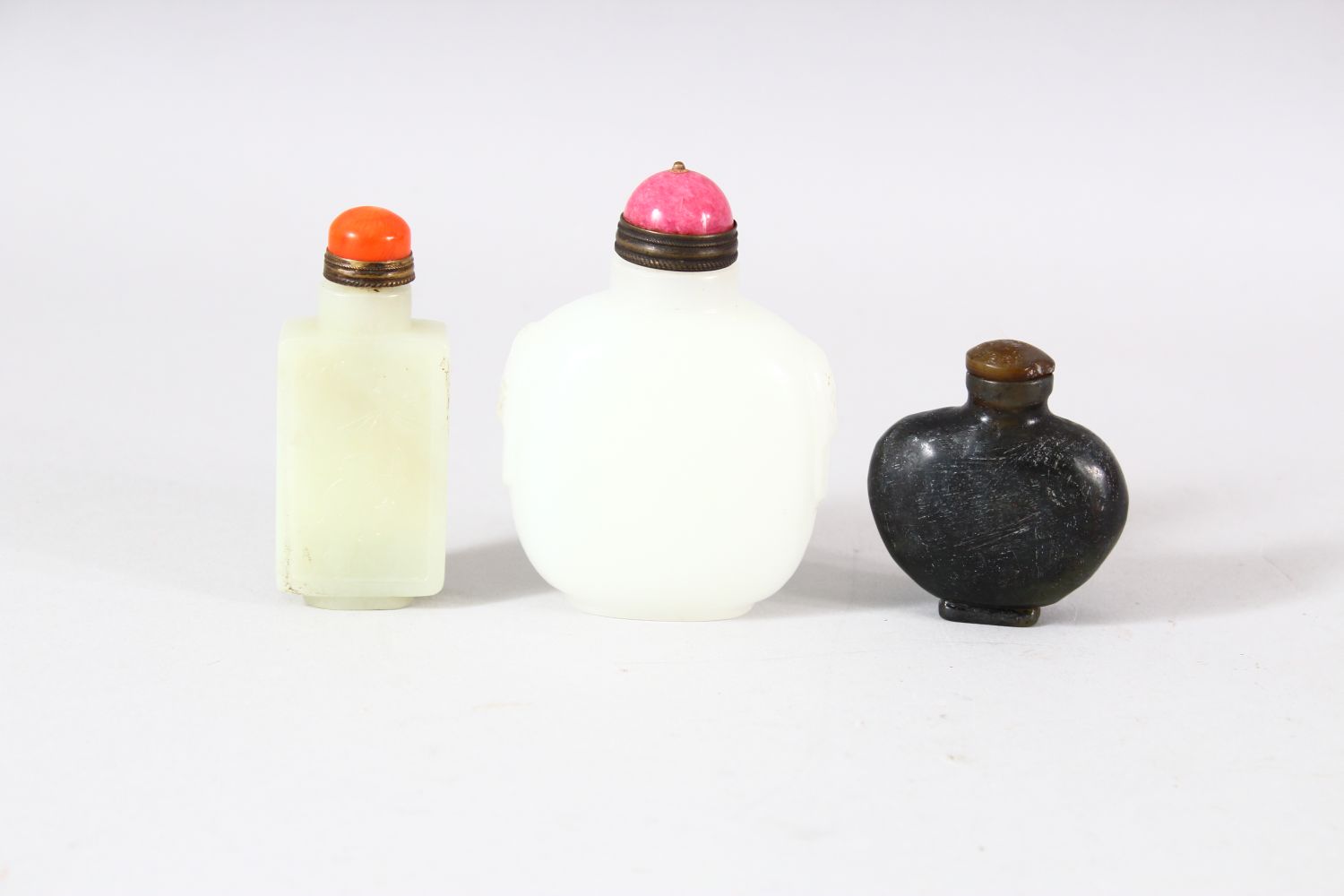 A MIXED LOT OF 3 CHINESE CARVED JADE SNUFF BOTTLES - each of varying medium and style - one carved - Image 2 of 3