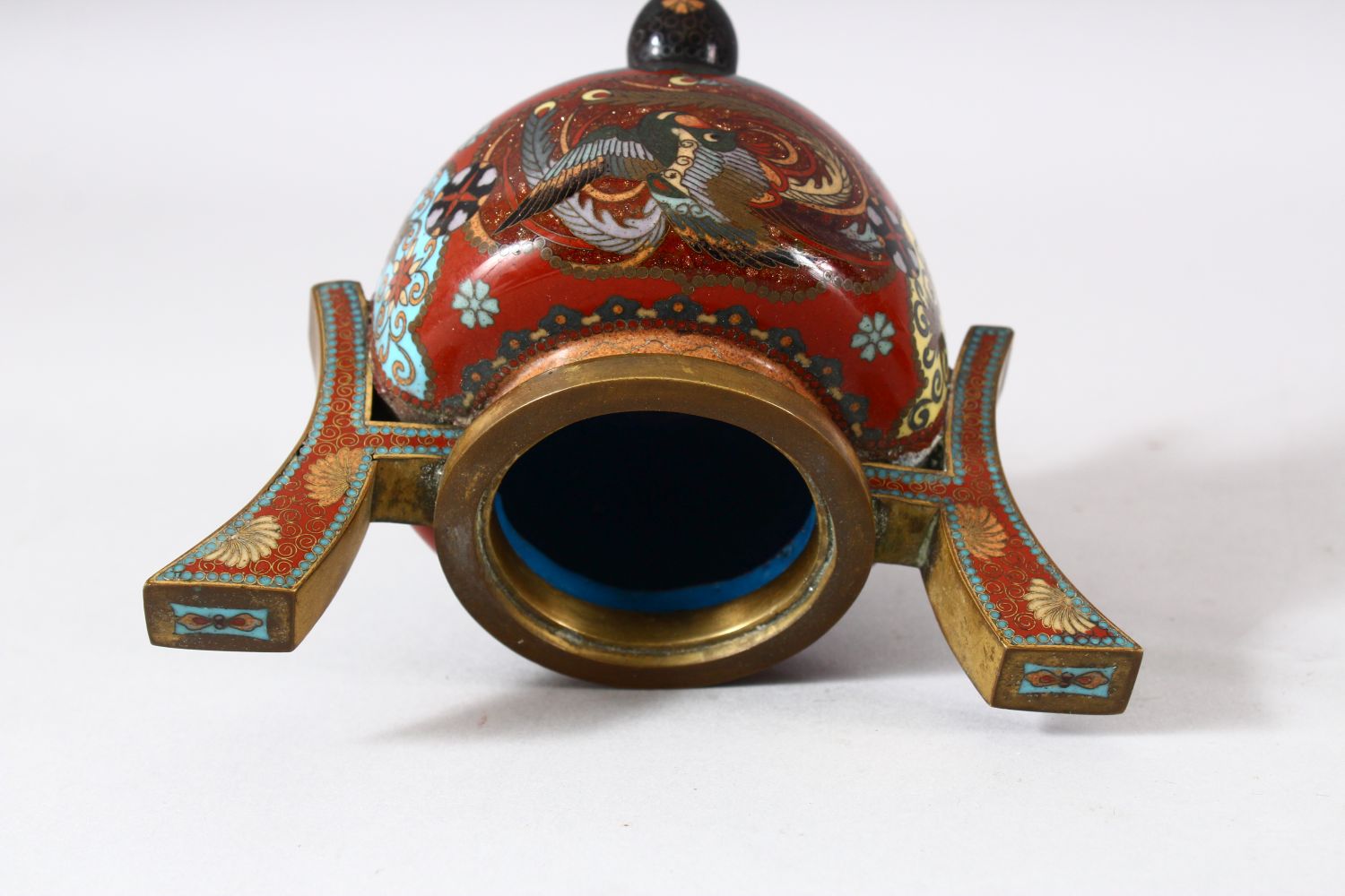 A SMALL JAPANESE CLOISONNE TWIN HANDLE KORO AND COVER, decorated with phoenix, flowers and - Image 6 of 7