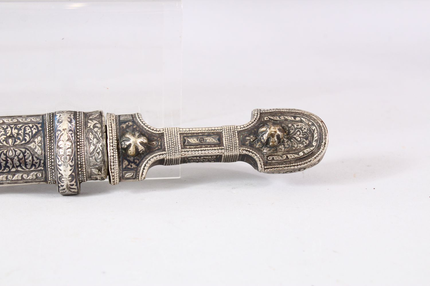 A 19TH CENTURY KINDJAL DAGGER and scabbard, 47.5cm long. - Image 5 of 8