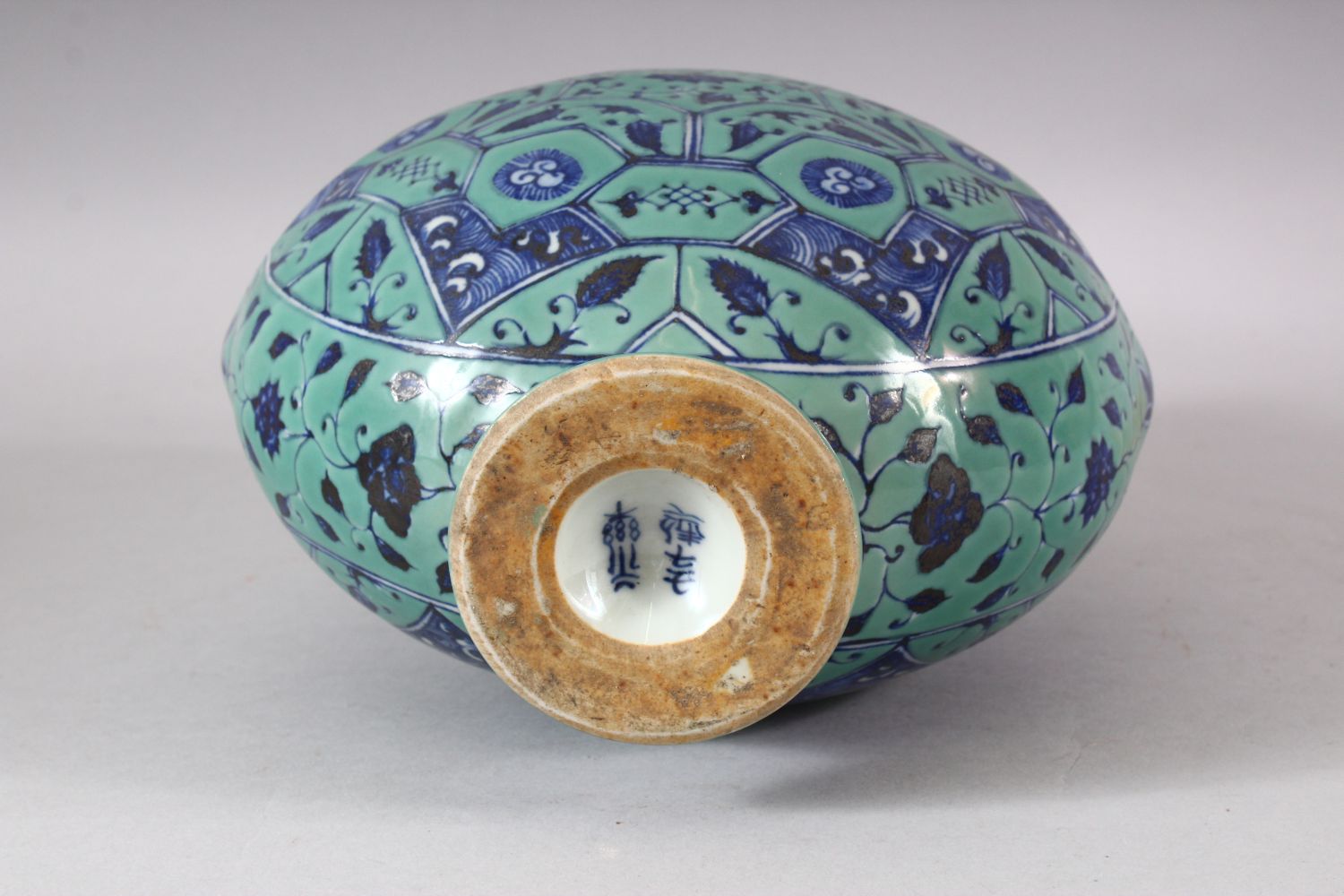 A CHINESE TURQUOISE GROUND TWIN HANDLE PORCELAIN MOON FLASK - the body decorated with geometric - Image 6 of 7