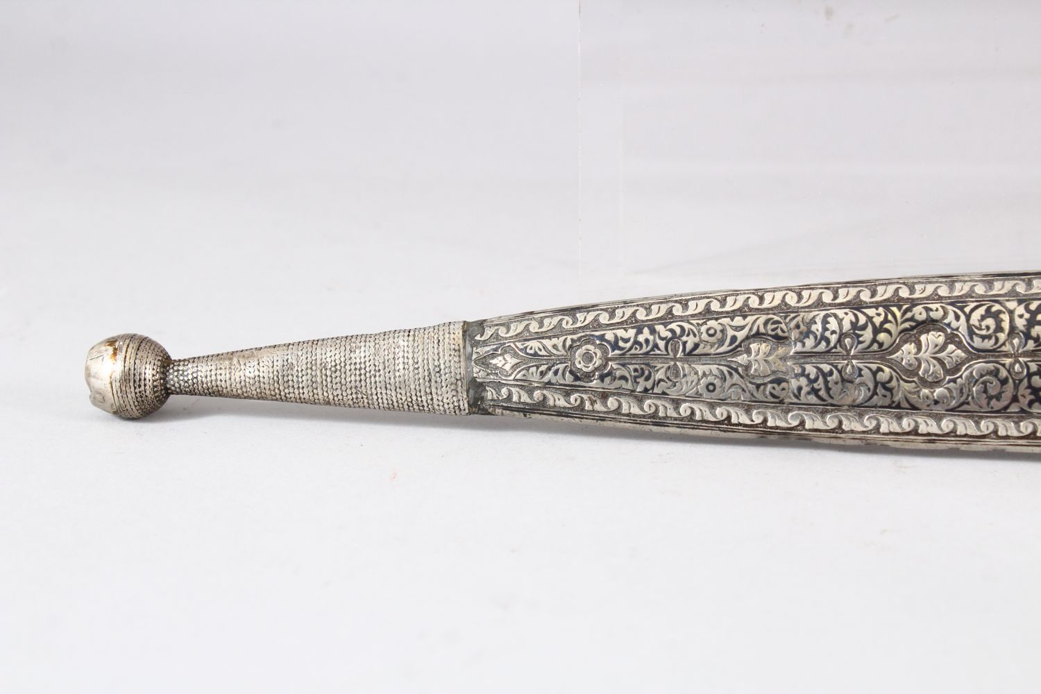 A 19TH CENTURY KINDJAL DAGGER and scabbard, 47.5cm long. - Image 2 of 8