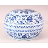A GOOD CHINESE BLUE AND WHITE CIRCULAR BOX AND COVER, the cover depicting a dragon and phoenix, with
