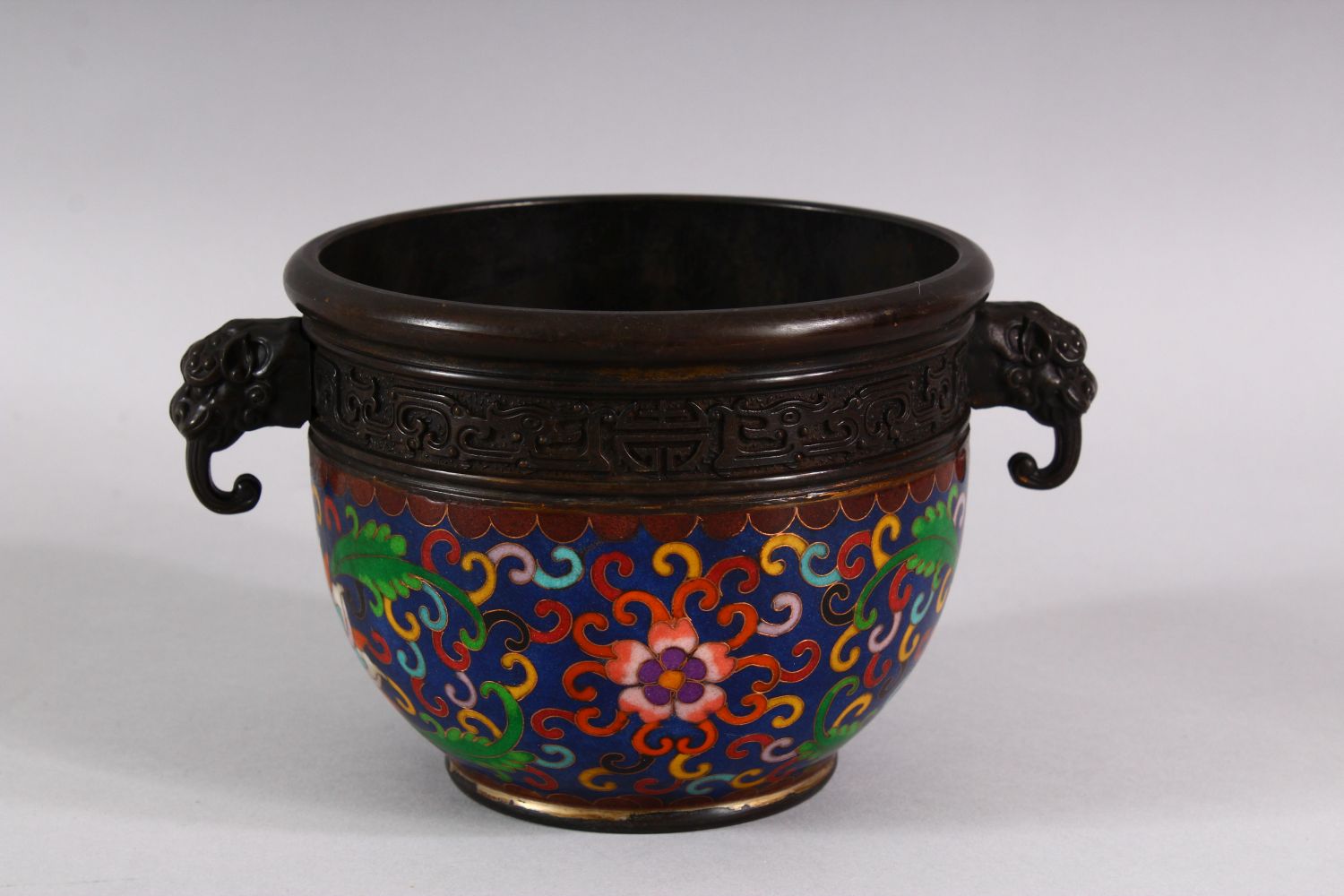 A CHINESE CLOISONNE TWIN HANDLE INCENSE BURNER - the body with a lower band of cloisonne enamel - Image 3 of 7