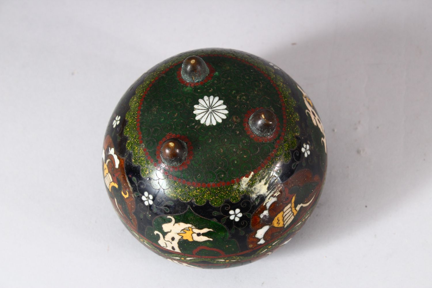 A JAPANESE CLOISONNE GLOBULAR KORO AND COVER, with panels of stylised phoenix and dragons, supported - Image 6 of 6