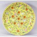 A VERY LARGE AND IMPRESSIVE CHINESE FAMILLE JAUNE PEACH DISH, painted with continuous pattern of