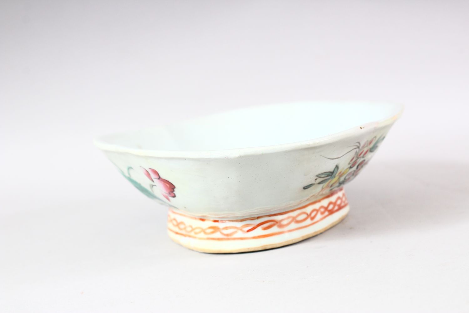 A 19TH CENTURY CHINESE FAMILLE ROSE PORCELAIN DISH - of elongated form, the exterior with decoration - Image 2 of 7