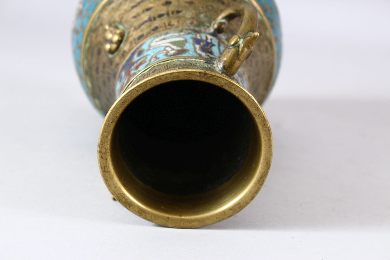 A CHINESE EXPORT CLOISONNE TWIN HANDLE VASE, the body with brick joint style blue ground with - Image 5 of 6