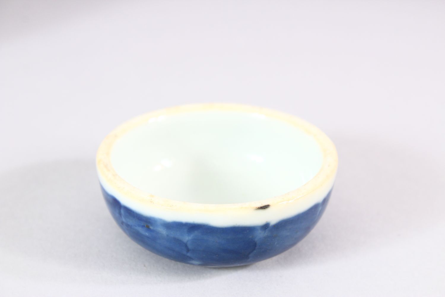 A 19TH CENTURY CHINIESE BLUE & WHITE PORCELAIN PRUNUS JAR & COVER - Base with double blue rings - - Image 6 of 8