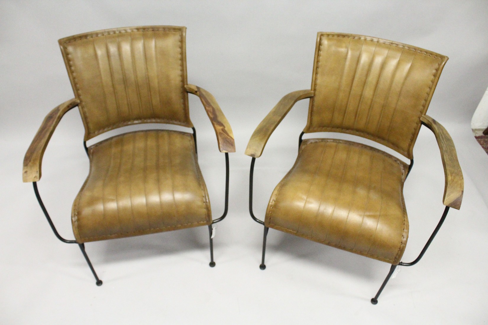 A PAIR OF MODERN LEATHER, WROUGHT IRON AND WALNUT ARMCHAIRS - Image 2 of 5