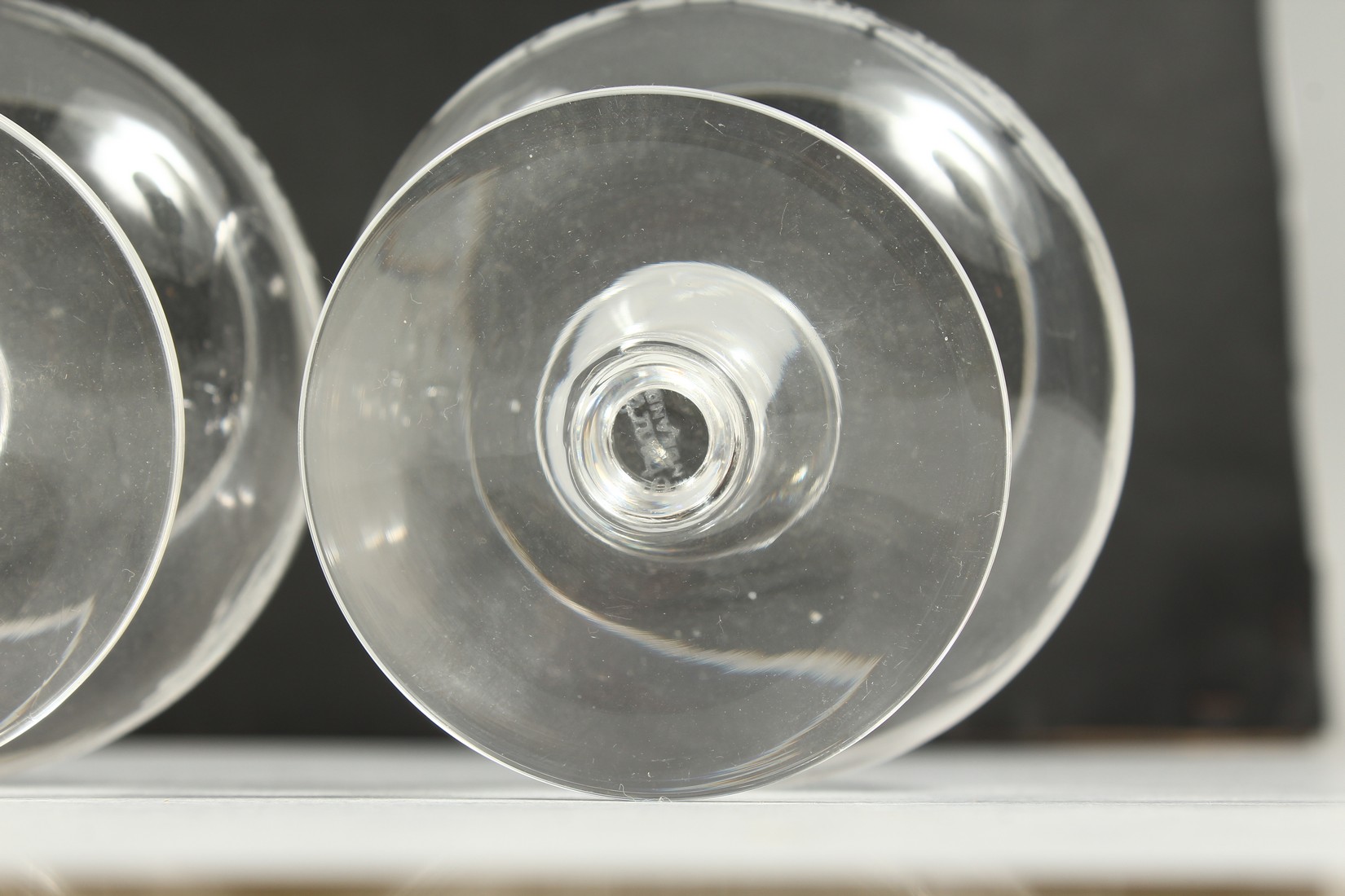 A SET OF FOUR BRANDY BALLOONS, each ethced with dogs and birds - Image 15 of 16