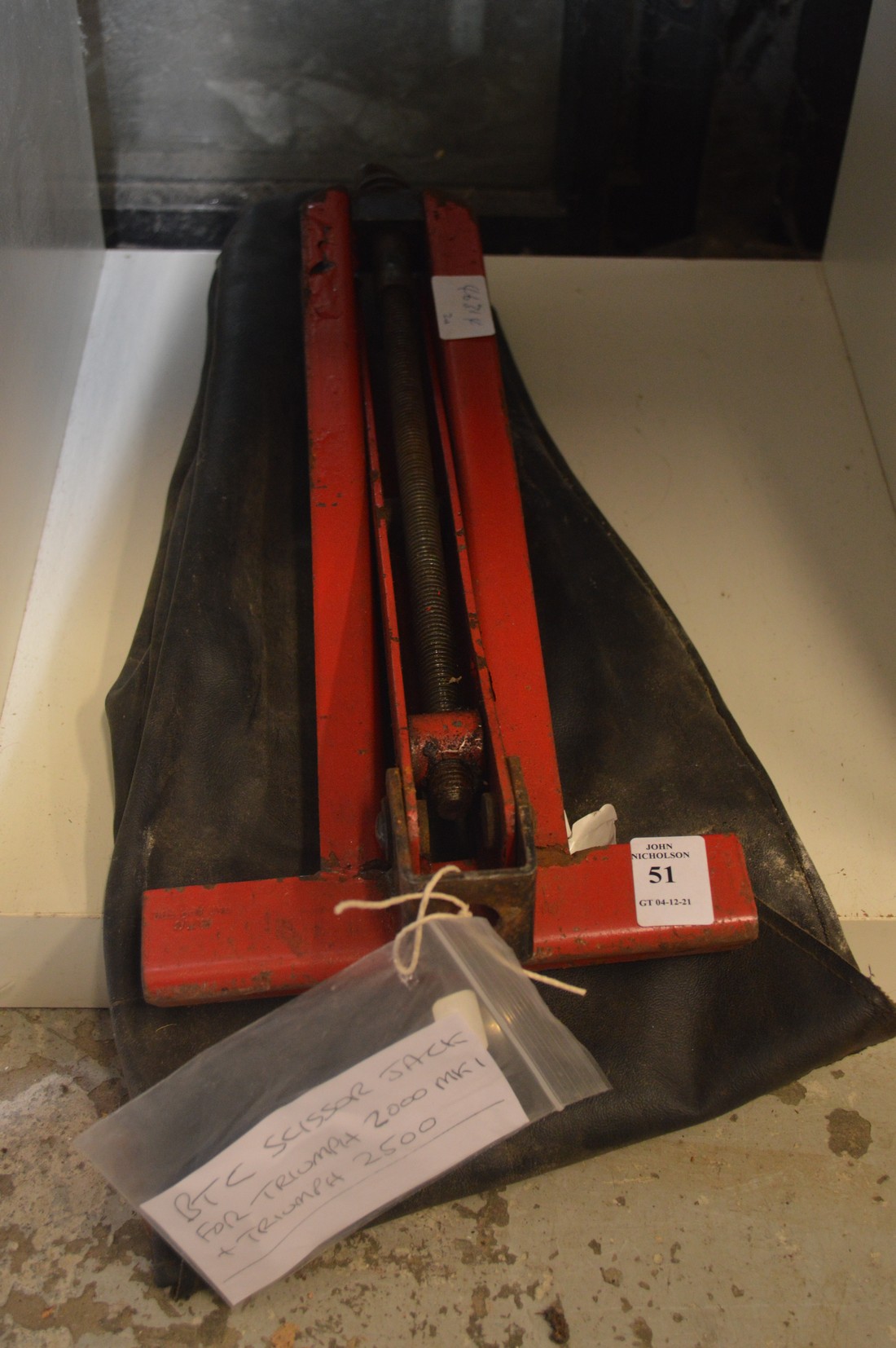 A BTC scissor jack for a Triumph 2000 and a Triumph 2500.