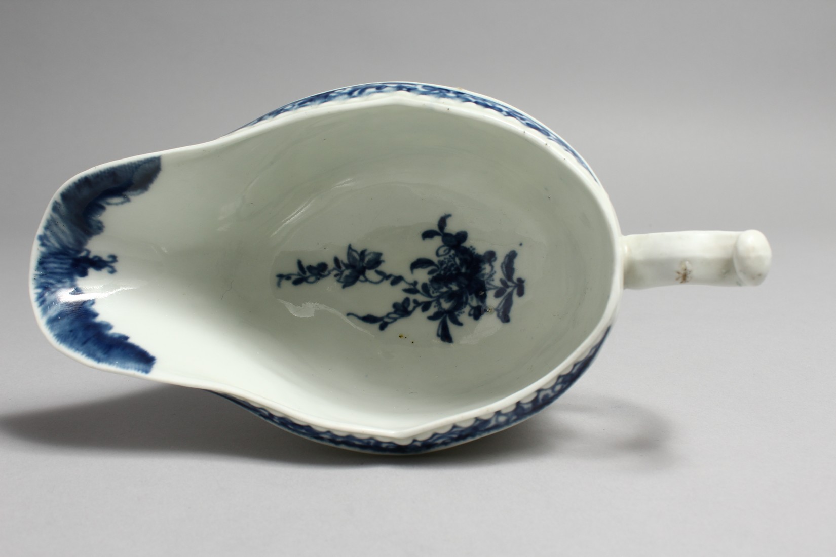 AN 18TH CENTURY WORCESTER SAUCEBOAT, with strap moulded body painted with Chinoiserie landscapes - Image 9 of 11