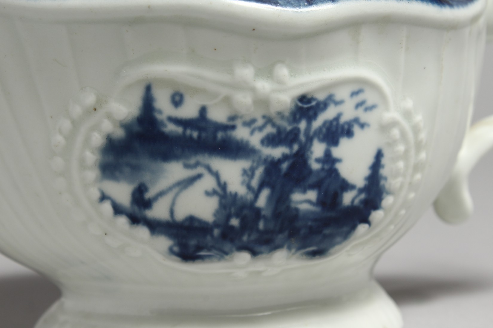 AN 18TH CENTURY WORCESTER SAUCEBOAT, with strap moulded body painted with Chinoiserie landscapes - Image 6 of 11