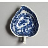 AN 18TH CENTURY CAUGHLEY LEAF SHAPED PICKLE DISH, decorated with a Chinoiserie oriental figure in