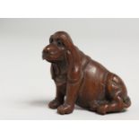 A SMALL JAPANESE CARVED WOOD DOG PENDANT.