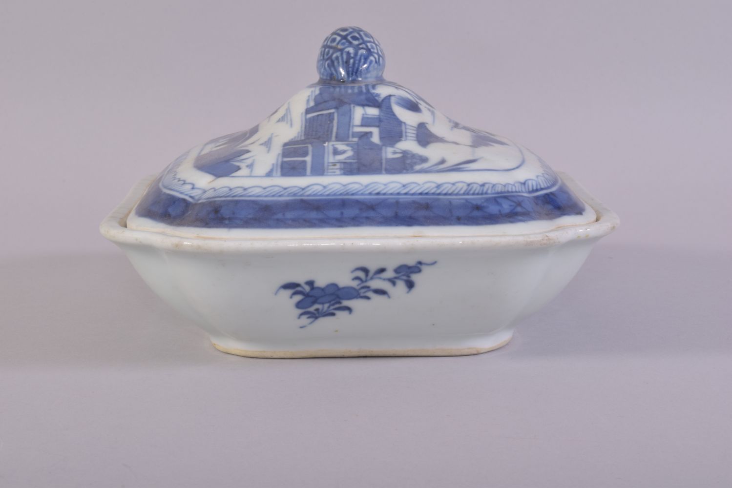 A CHINESE BLUE AND WHITE PORCELAIN TUREEN AND COVER, decorated with landscape scenes of buildings - Image 2 of 8