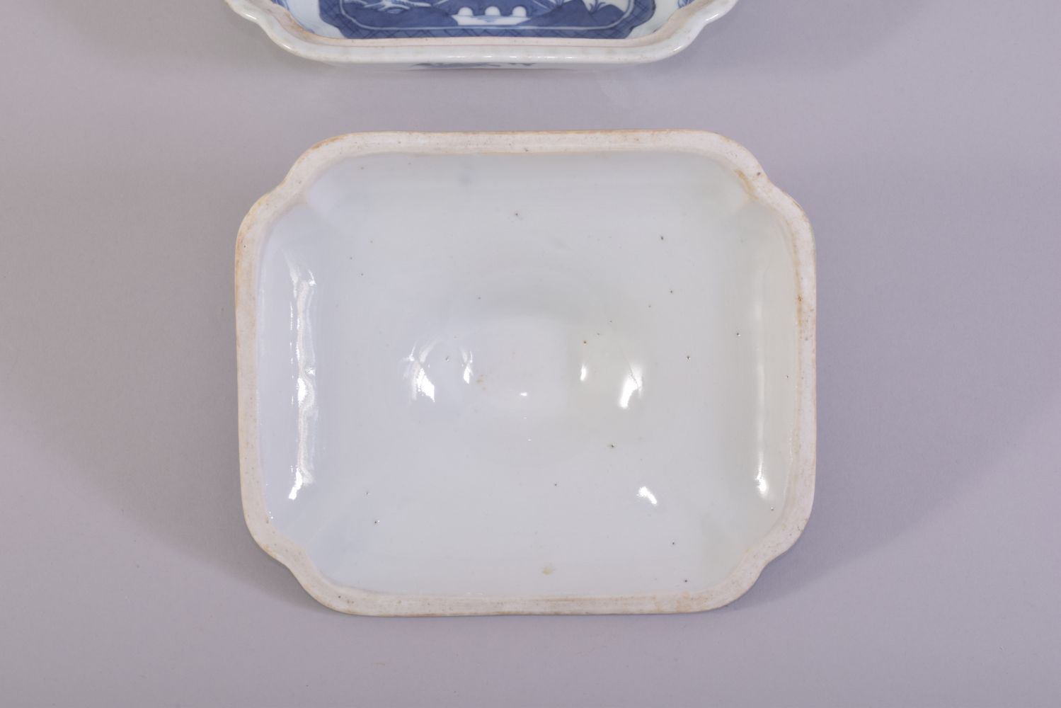 A CHINESE BLUE AND WHITE PORCELAIN TUREEN AND COVER, decorated with landscape scenes of buildings - Image 7 of 8