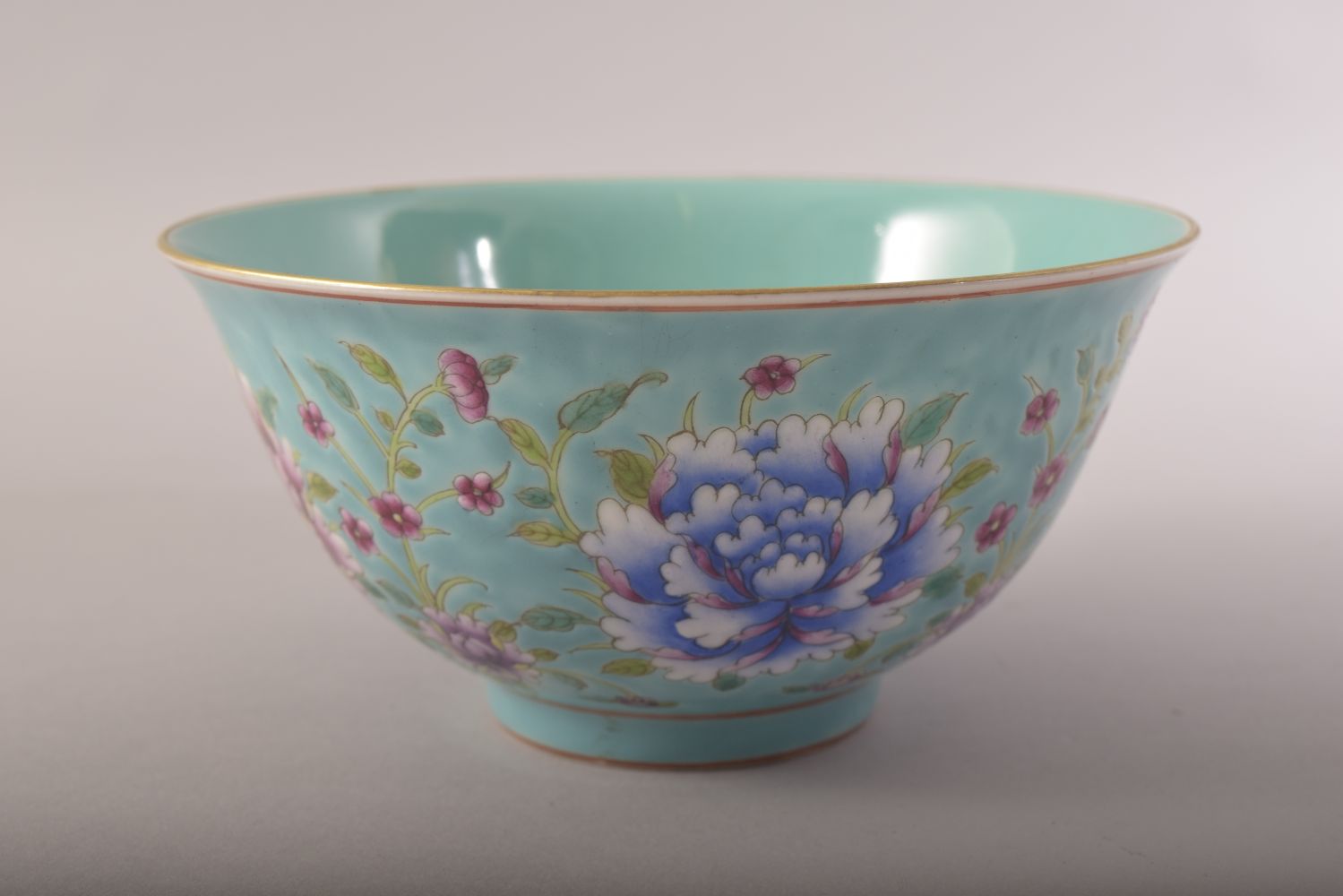 A CHINESE TURQUOISE GROUND / FAMILLE ROSE PORCELAIN BOWL, decorated with flower heads and leaves, - Image 4 of 7