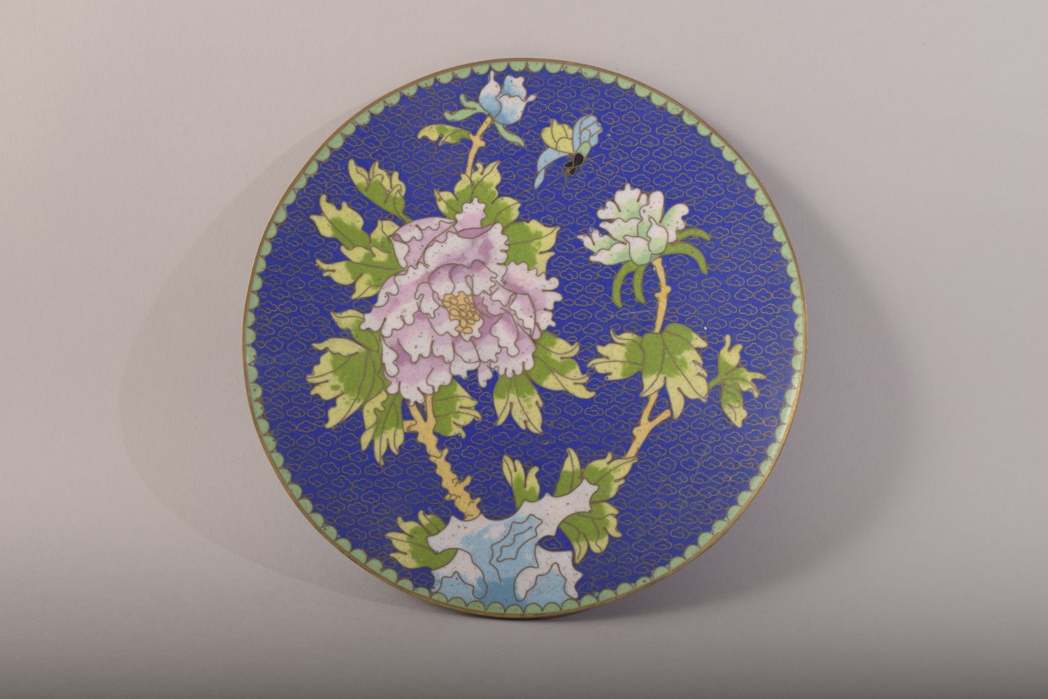 THREE JAPANESE CLOISONNE ITEMS, comprising a vase, a dish and a smaller dish, various sizes (3). - Image 2 of 9