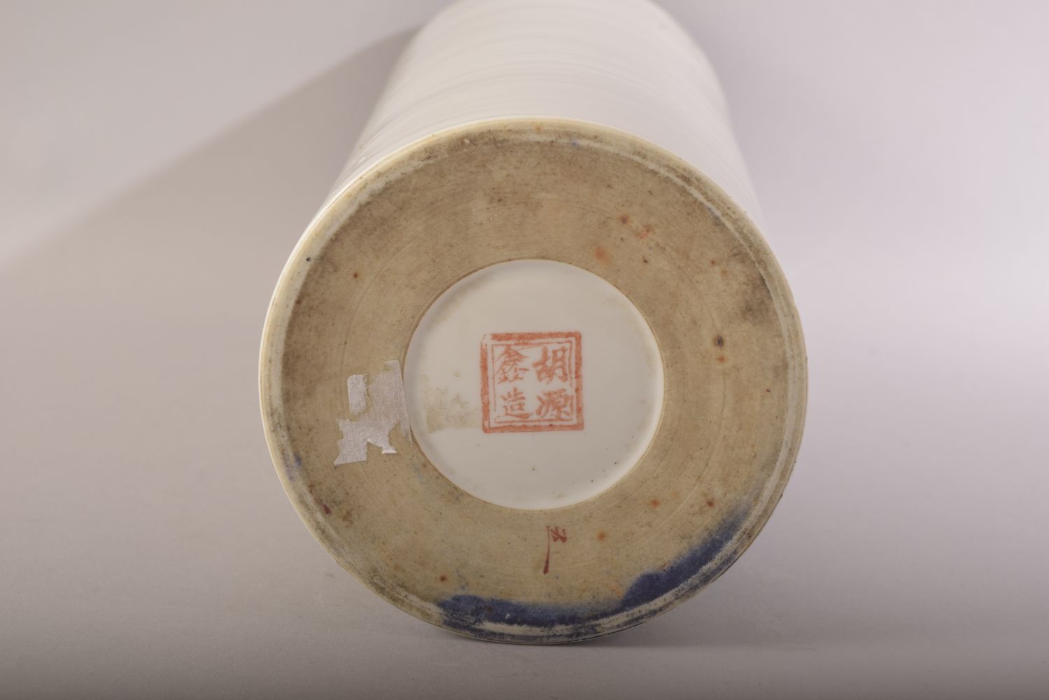 A CHINESE FAMILLE VERTE CYLINDRICAL PORCELAIN VASE, painted with two female figures and script, - Image 7 of 8