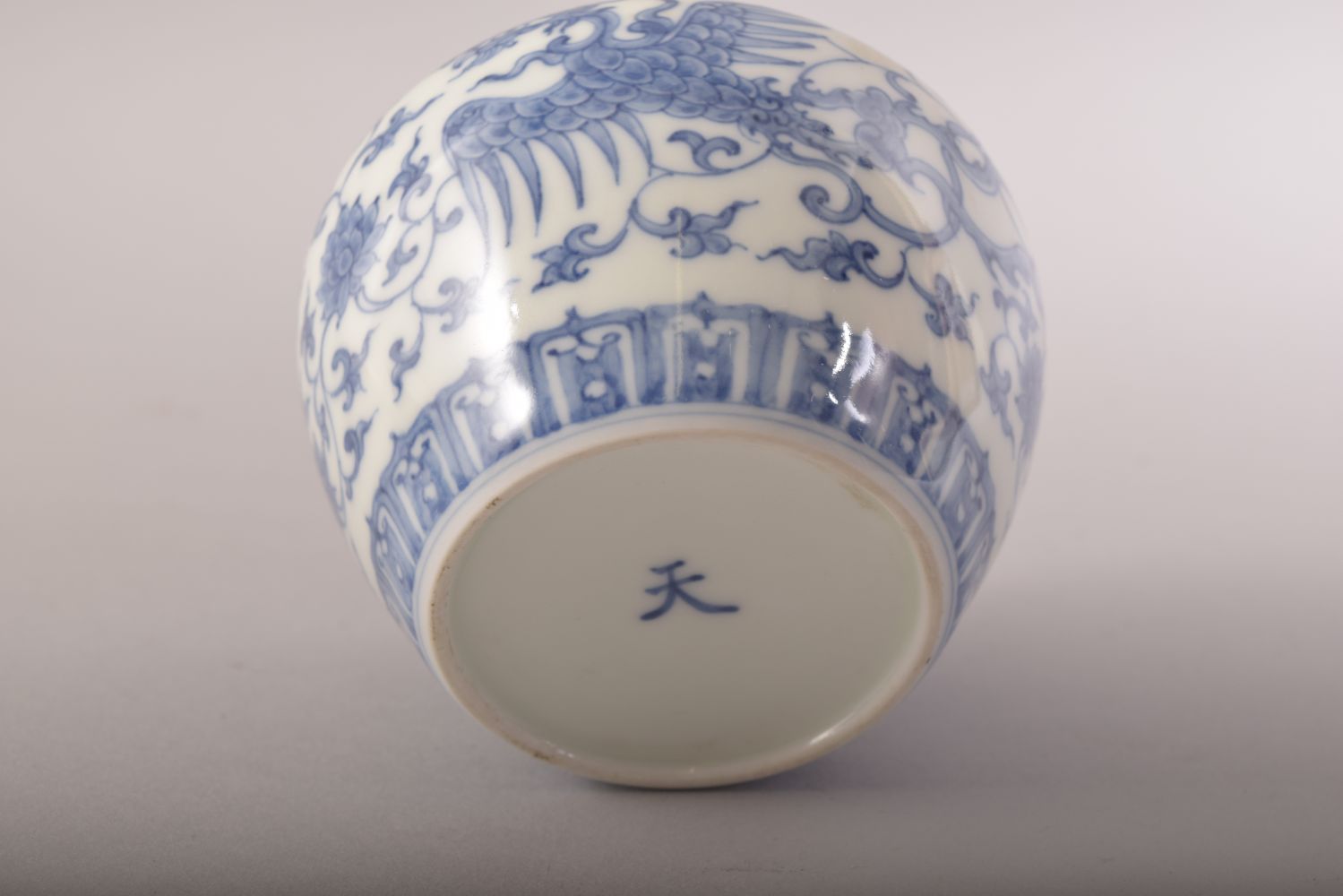 A GOOD CHINESE BLUE AND WHITE PORCELAIN JAR AND COVER, painted with phoenix, lotus and scrolling - Image 7 of 7