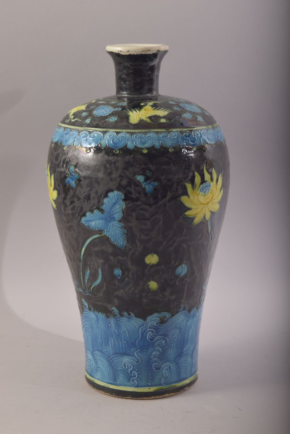 A CHINESE MING STYLE FAHUA MEIPING PORCELAIN VASE - decorated with ruyi, phoenix and flora upon a - Image 4 of 7