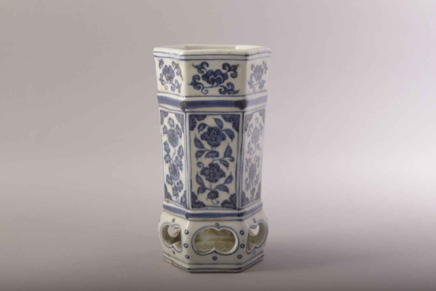 A CHINESE BLUE AND WHITE PIERCED HEXANGONAL PORCELAIN HAT STAND / VASE, decorated with panels of - Image 3 of 7