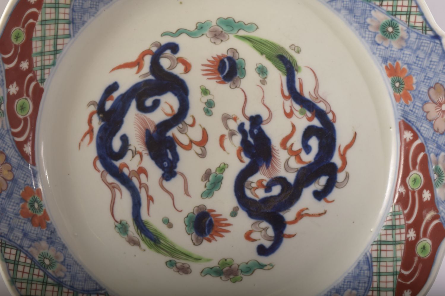 A LARGE JAPANESE PORCELAIN DISH AND STAND, decorated in the imari palette and with dragons to - Image 2 of 4