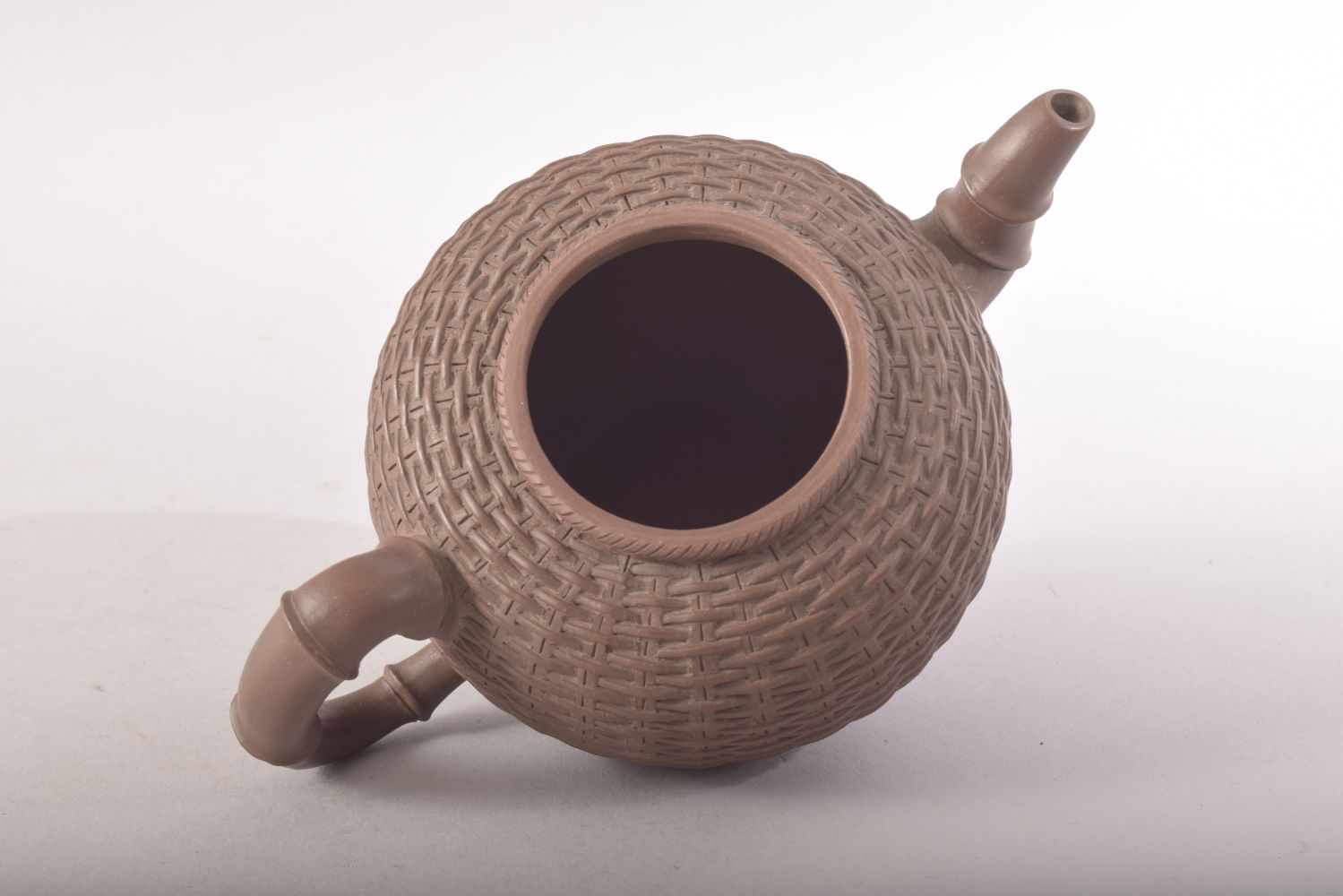 A GOOD CHINESE YIXING TEAPOT, with basket weave decoration, mark to inner lid, impressed four - Image 8 of 10