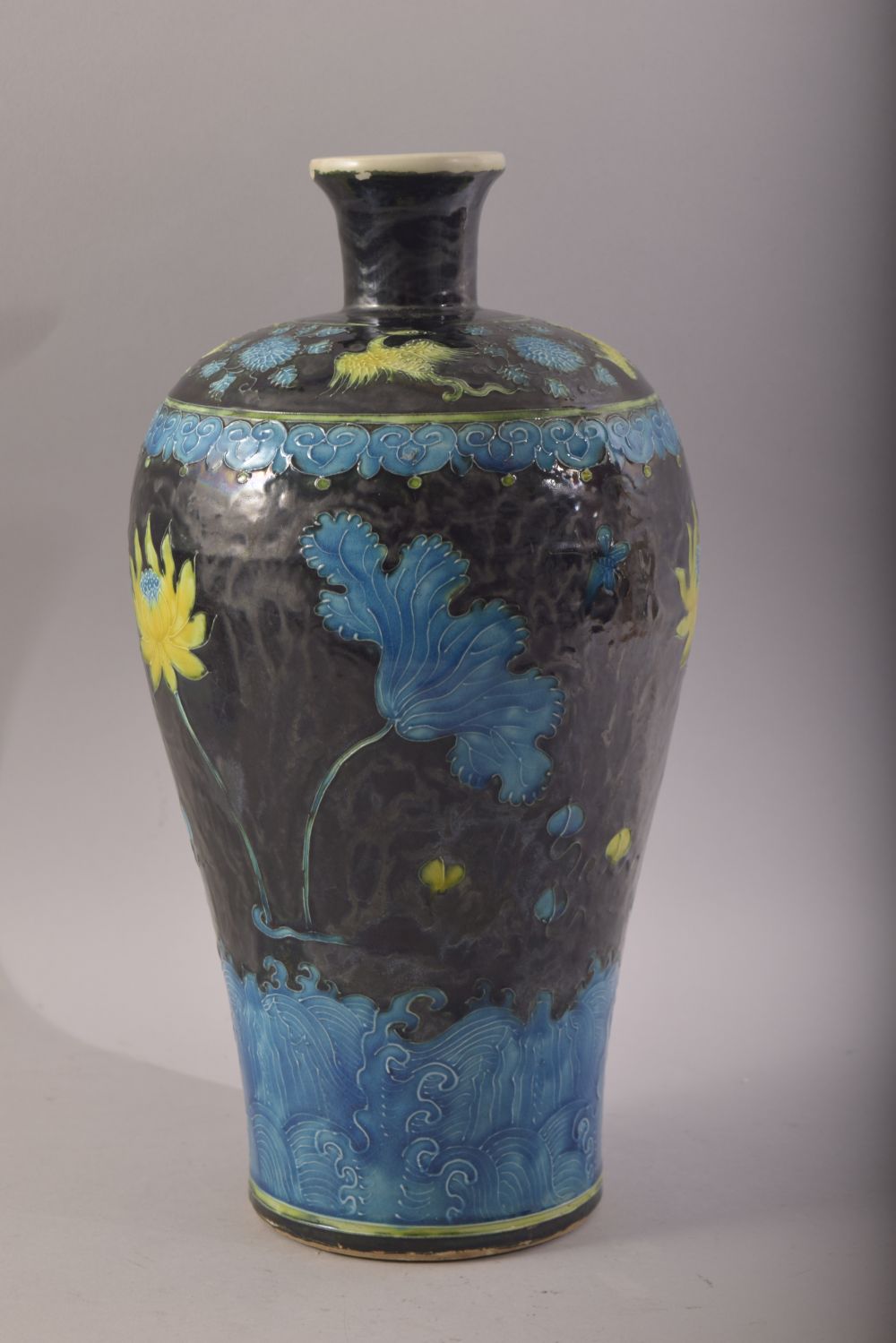 A CHINESE MING STYLE FAHUA MEIPING PORCELAIN VASE - decorated with ruyi, phoenix and flora upon a - Image 3 of 7