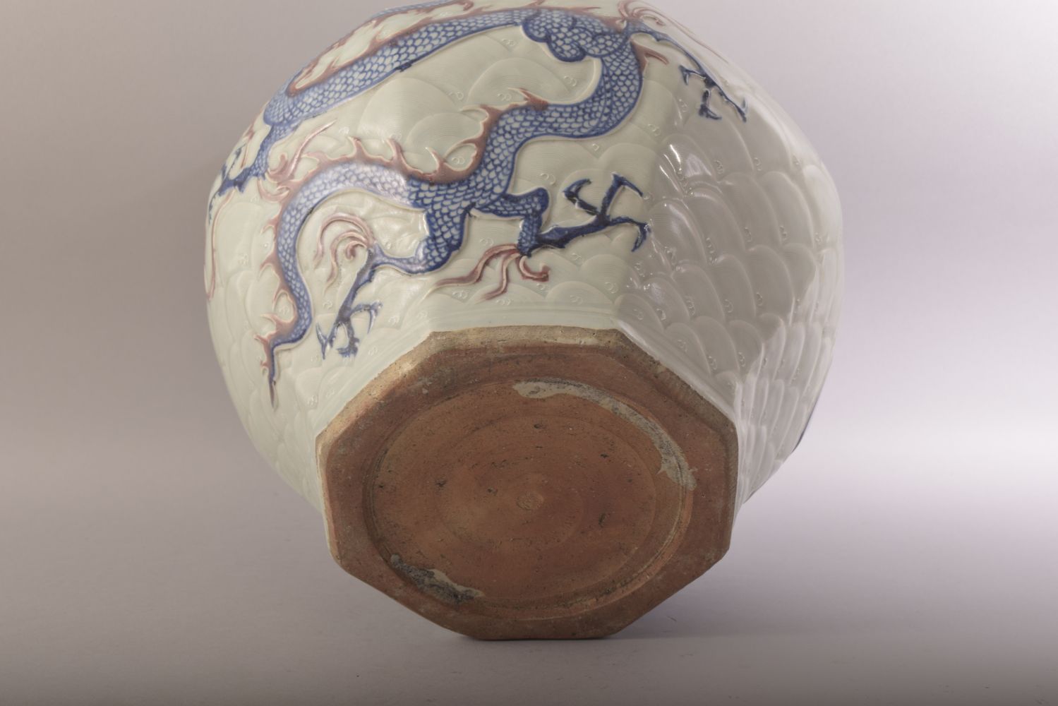 A CHINESE MING STYLE CELADON & IRON RED CARVED PORCELAIN JAR - decorated with scenes of dragons upon - Image 6 of 6