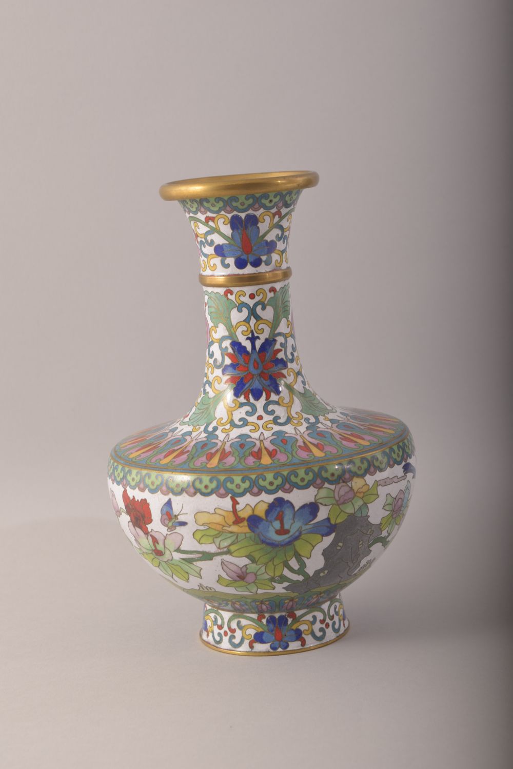 THREE JAPANESE CLOISONNE ITEMS, comprising a vase, a dish and a smaller dish, various sizes (3). - Image 4 of 9