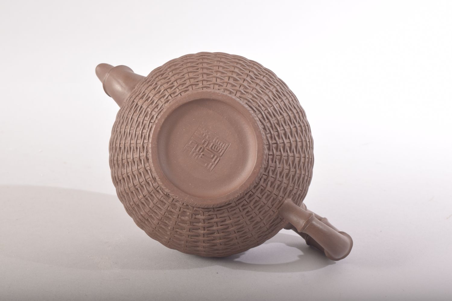 A GOOD CHINESE YIXING TEAPOT, with basket weave decoration, mark to inner lid, impressed four - Image 9 of 10