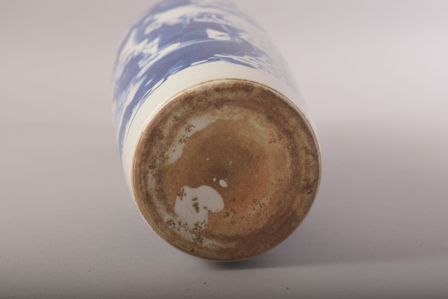 A GOOD CHINESE BLUE AND WHITE PORCELAIN IMMORTAL VASE, decorated with scenes of immortal figures - Image 6 of 6