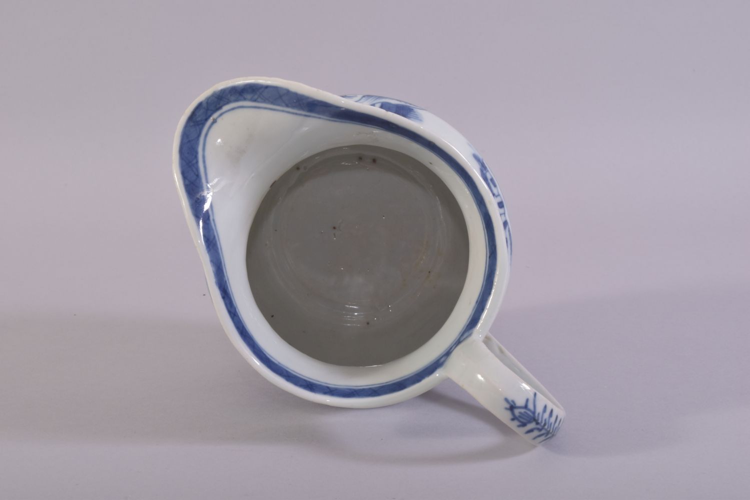 A CHINESE BLUE AND WHITE PORCELAIN JUG, decorated with a landscape scene depicting buildings, - Image 5 of 6