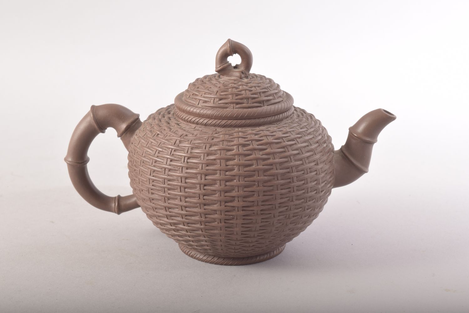 A GOOD CHINESE YIXING TEAPOT, with basket weave decoration, mark to inner lid, impressed four - Image 3 of 10