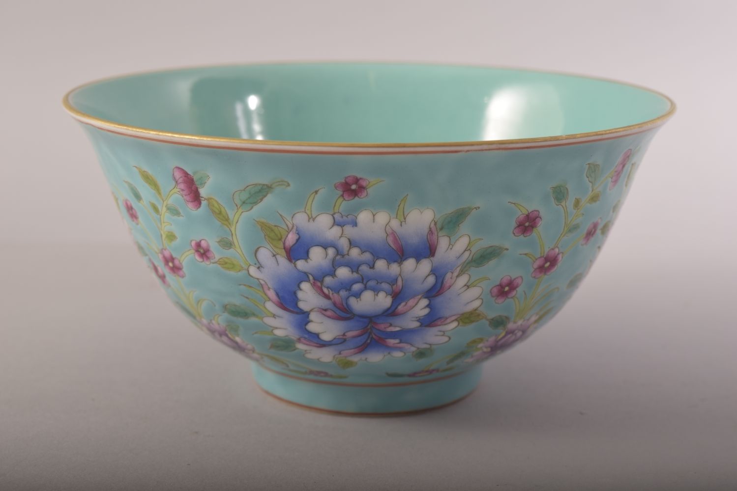 A CHINESE TURQUOISE GROUND / FAMILLE ROSE PORCELAIN BOWL, decorated with flower heads and leaves, - Image 2 of 7