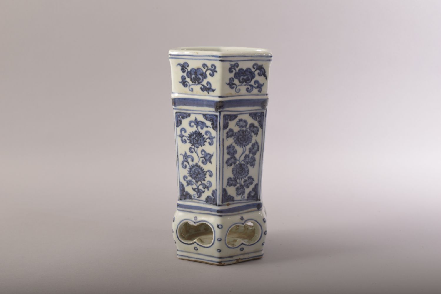 A CHINESE BLUE AND WHITE PIERCED HEXANGONAL PORCELAIN HAT STAND / VASE, decorated with panels of - Image 4 of 7