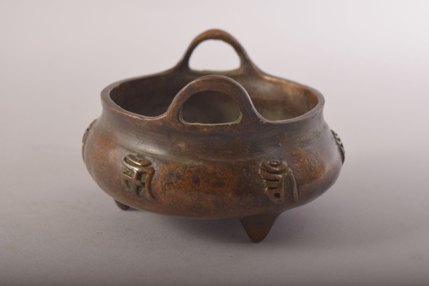 A SMALL CHINESE BRONZE TWIN HANDLE TRIPOD CENSER, impressed mark to base, 8cm diameter. - Image 4 of 7