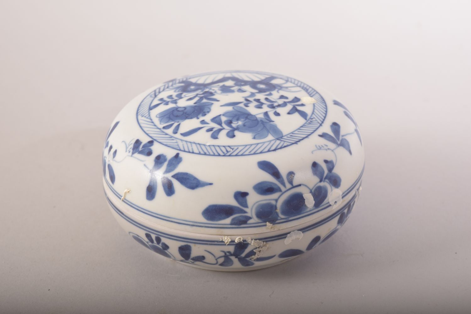 A CHINESE BLUE AND WHITE CIRCULAR BOX AND COVER, 12cm diameter. - Image 3 of 7