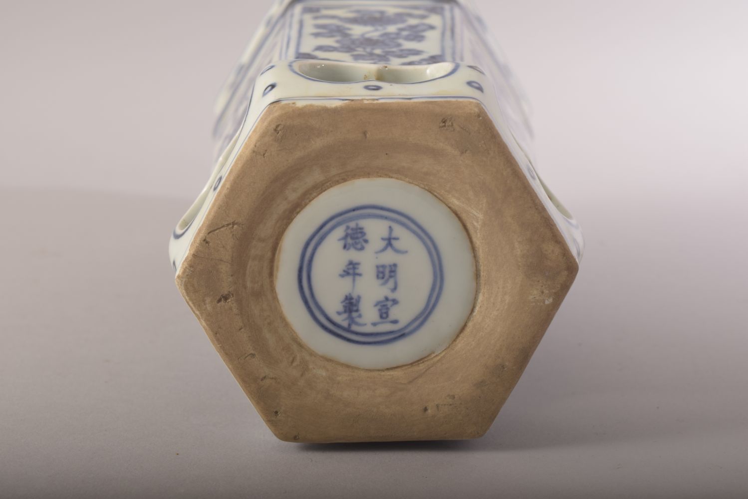 A CHINESE BLUE AND WHITE PIERCED HEXANGONAL PORCELAIN HAT STAND / VASE, decorated with panels of - Image 6 of 7