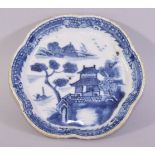 A CHINESE BLUE AND WHITE PORCELAIN SPOON TRAY, 14cm diameter.