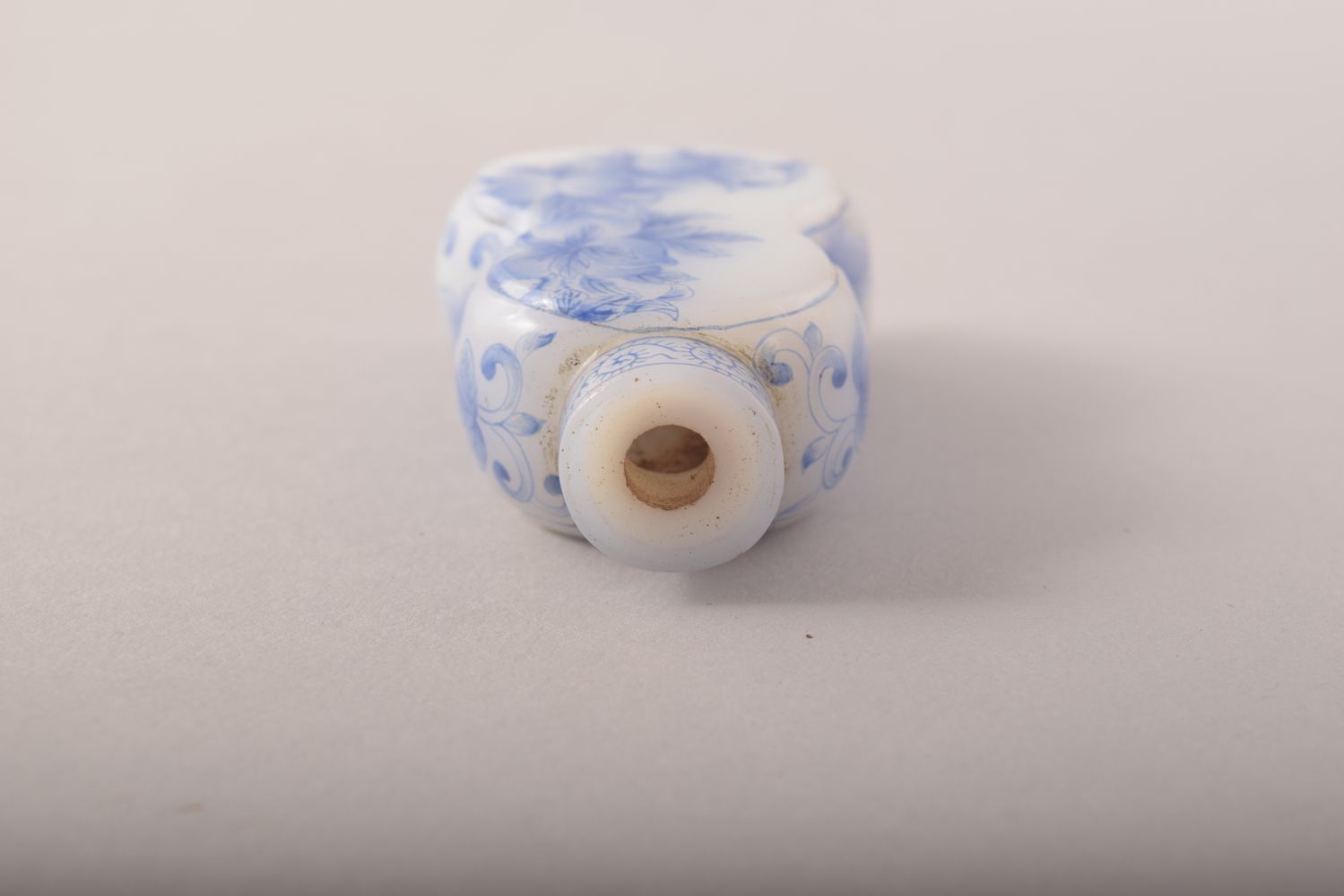A CHINESE BLUE AND WHITE SNUFF BOTTLE AND STOPPER, mark to base, 7.5cm high. - Image 6 of 7