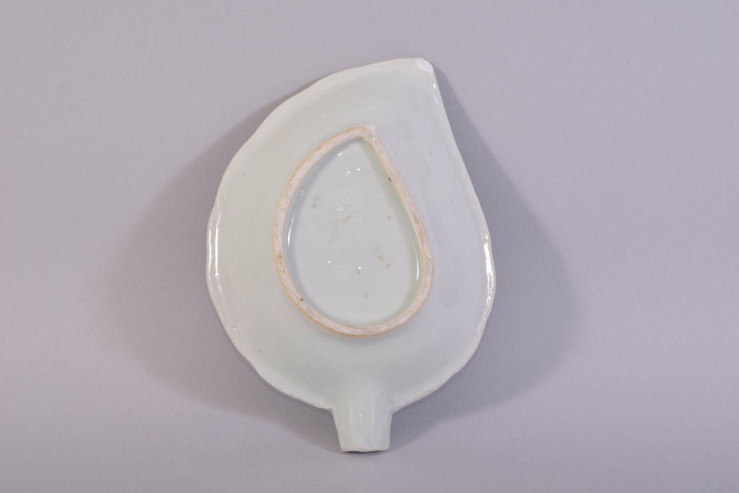A CHINESE BLUE AND WHITE PORCELAIN LEAF SHAPE DISH, painted with a landscape setting, 17.5cm x - Image 3 of 3