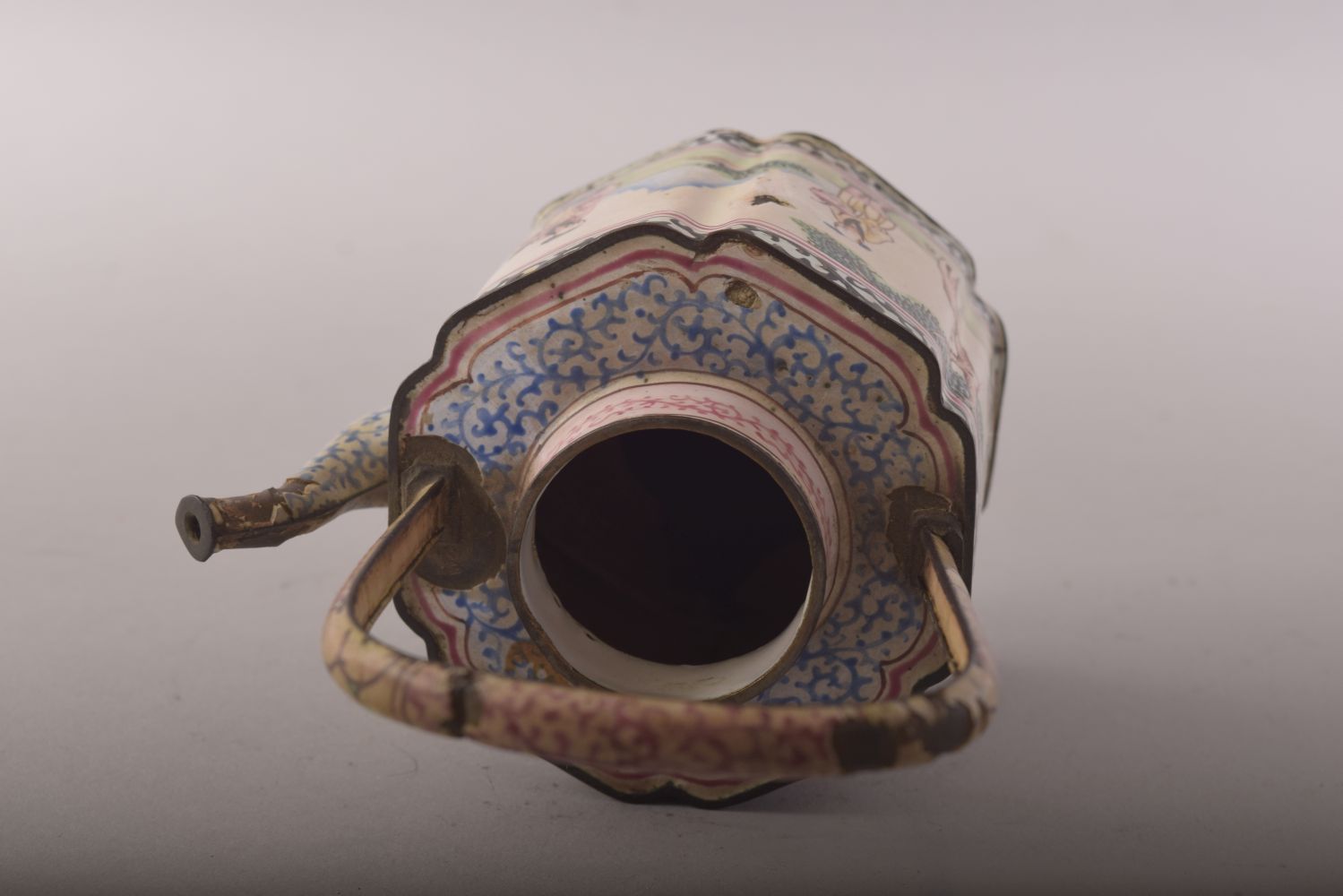 A SMALL CHINESE CANTON ENAMELLED TEAPOT, decorated with a scene of figures in an outdoor setting - Image 7 of 8