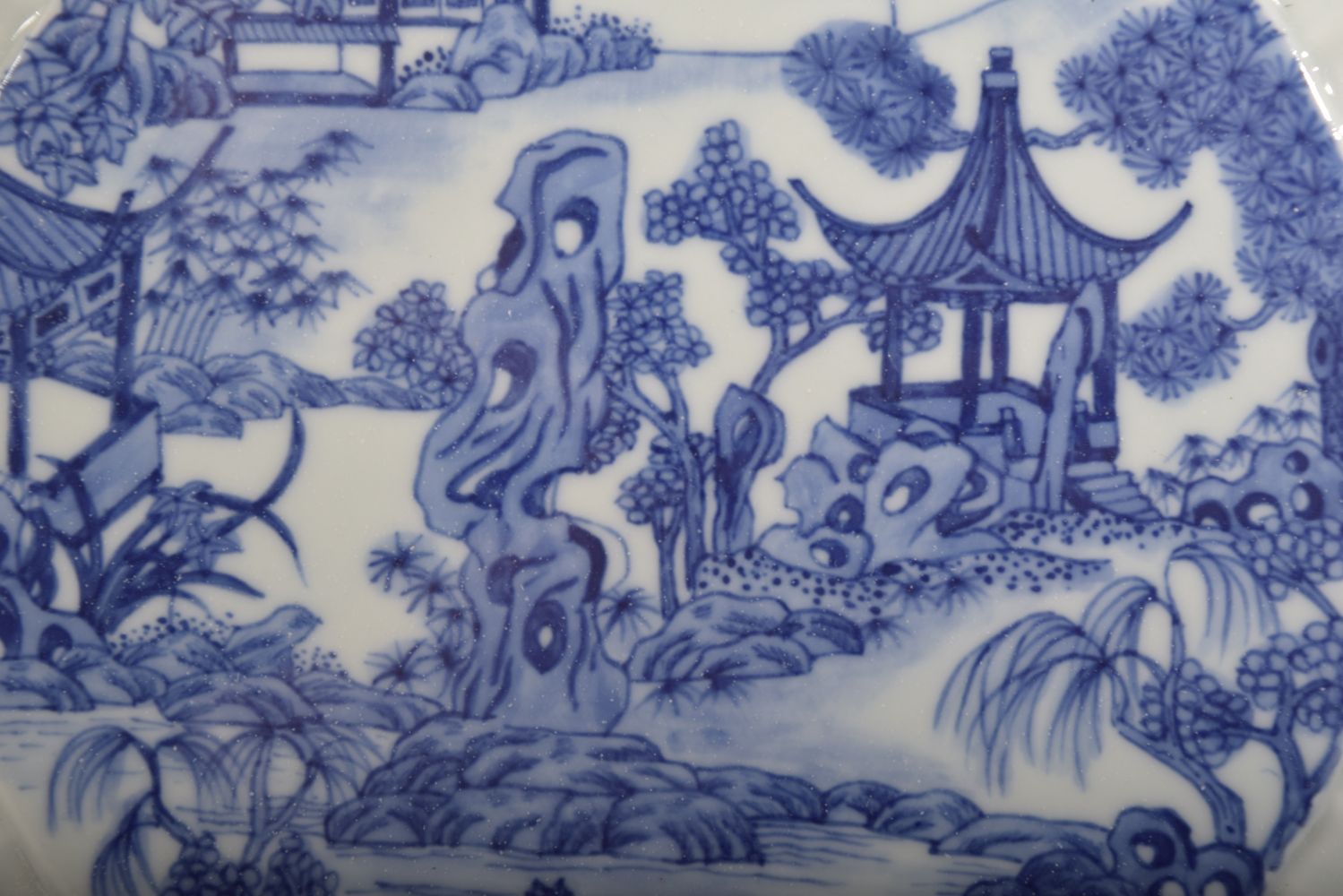 A MIXED LOT WITH A CHINESE BLUE AND WHITE RIBBED PORCELAIN DISH, together with a pierced jade - Image 6 of 8