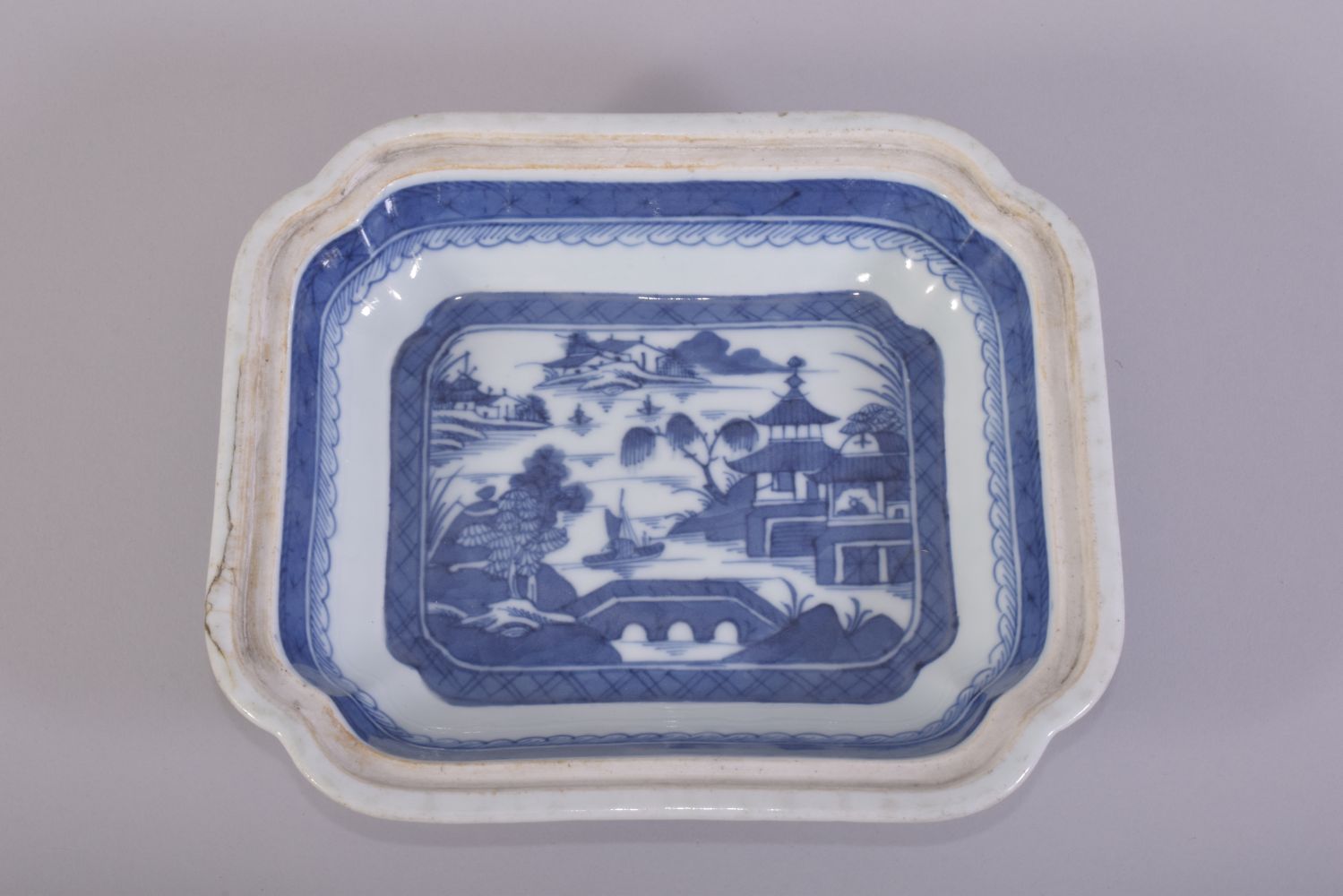 A CHINESE BLUE AND WHITE PORCELAIN TUREEN AND COVER, decorated with landscape scenes of buildings - Image 6 of 8